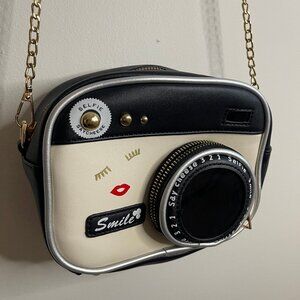Retro Camera-Shaped Crossbody Bag – Black & Cream
